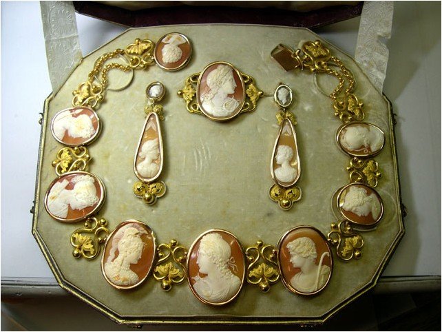 Parure or et camees
